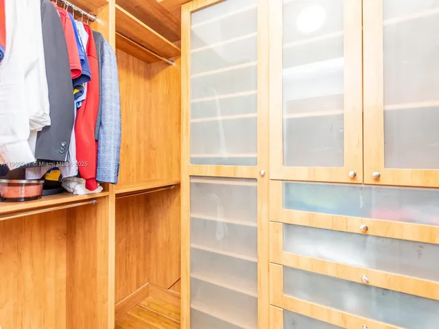 a view of an entryway with livingroom