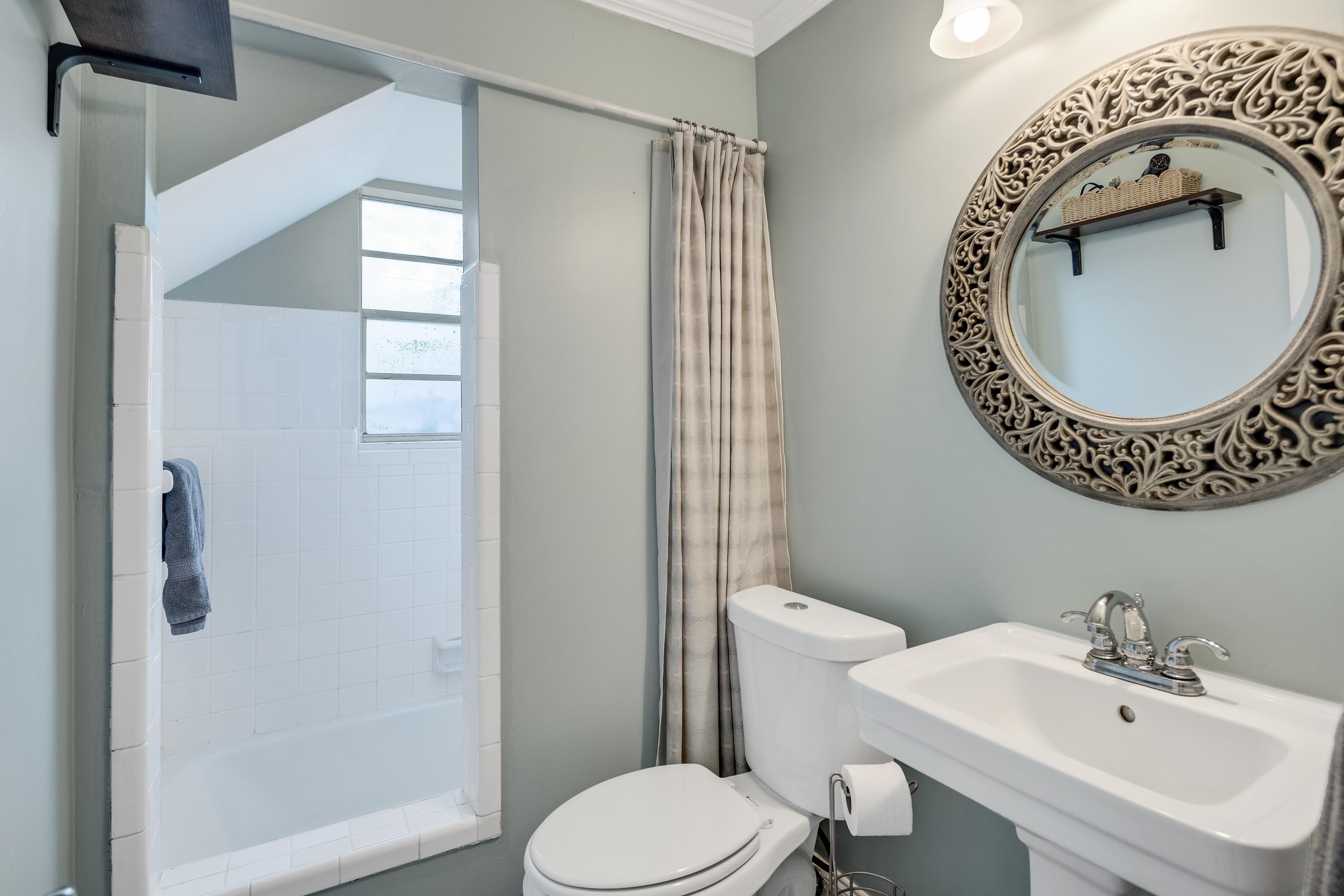 555 South Holmes Street Memphis, TN 38111 - Photo 22 of 40 a bathroom with a sink and a mirror