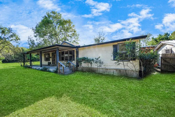 a view of a house with backyard porch and garden