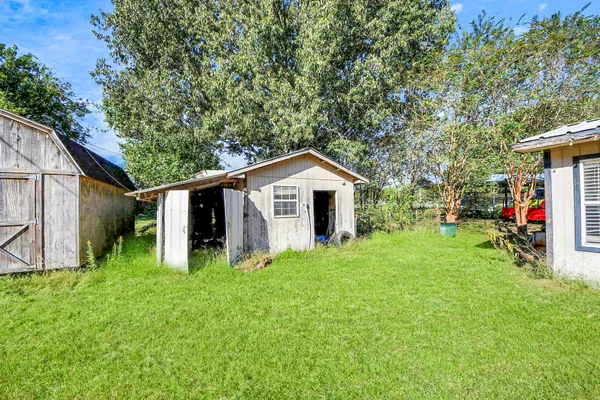 a view of a house with backyard and garden
