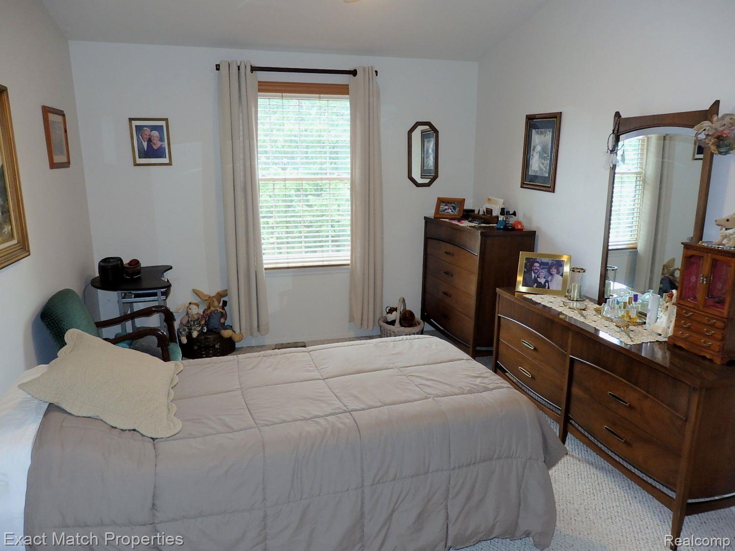 240 Pine Tree Ridge, Unit 4 Waterford, MI 48327 - Photo 27 of 37 Very comfortable master bedroom