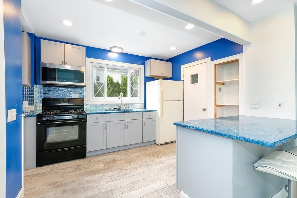 37 Meadow Road Longmeadow, MA 01106 - Photo 3 of 28 Gallery Image 3