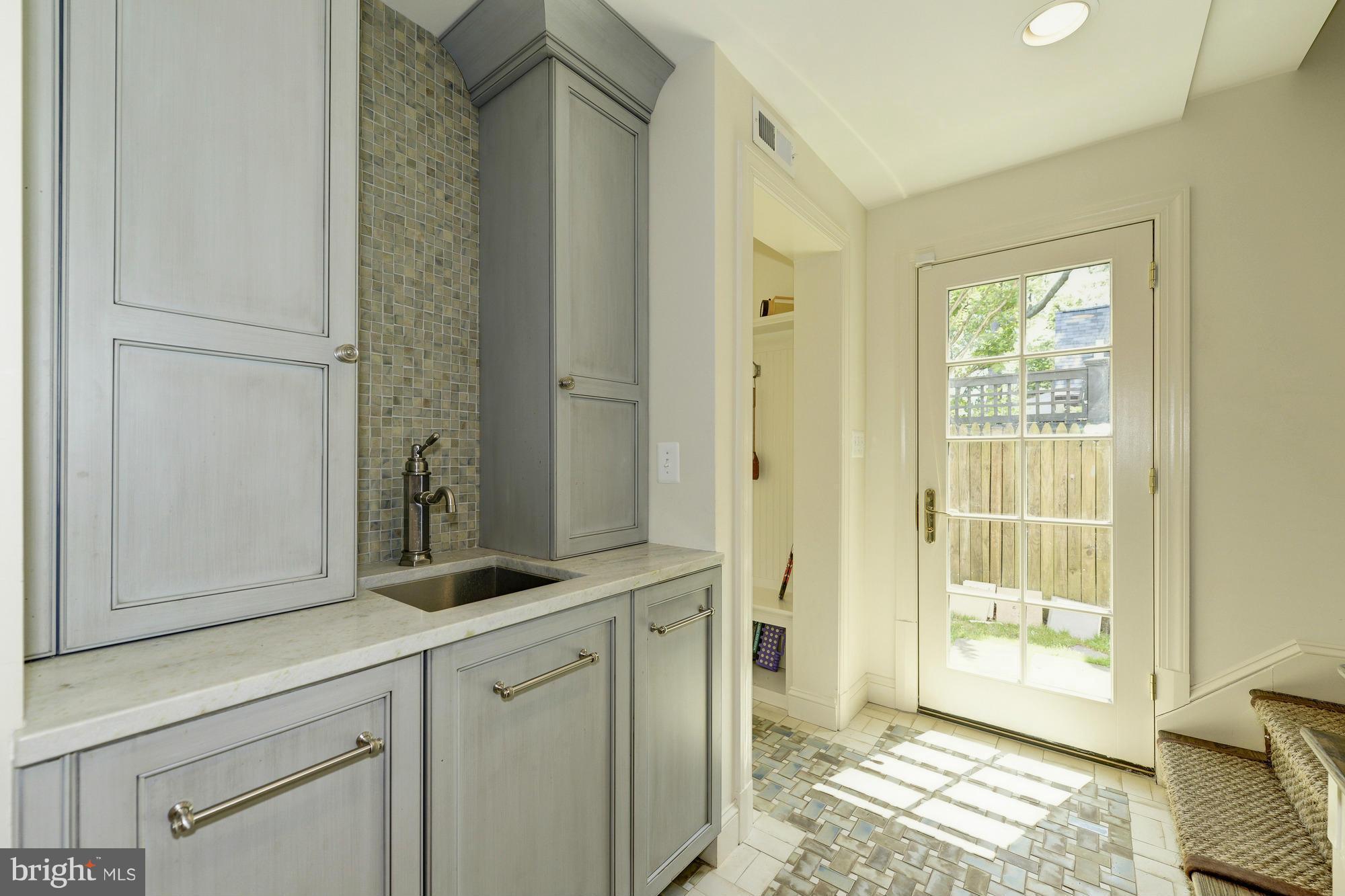 2206 Windsor Road Alexandria, VA 22307 - Photo 17 of 30 a bathroom with a shower and a sink