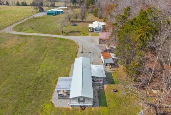a view of a house with backyard and garden