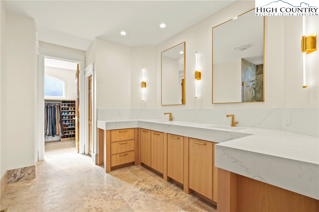 110 Pinnacle Ridge Road Beech Mountain, NC 28604 - Photo 20 of 49 a large bathroom with a sink and a mirror