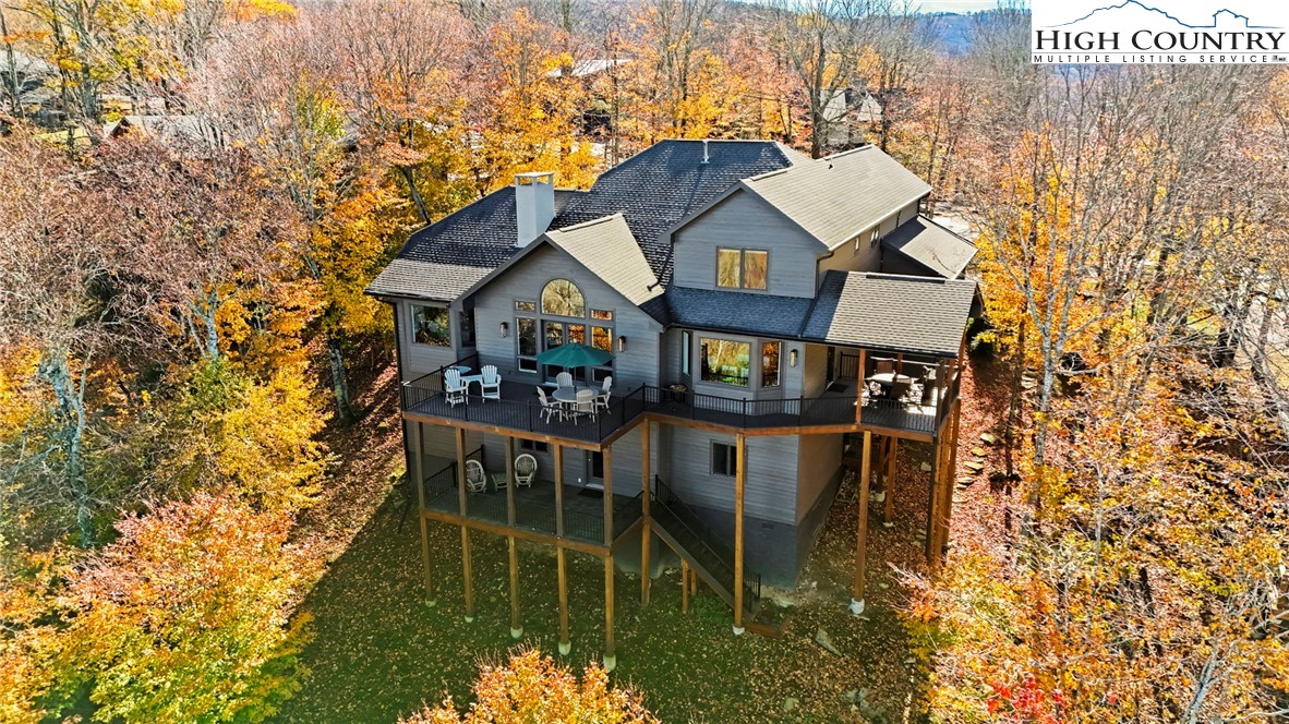 110 Pinnacle Ridge Road Beech Mountain, NC 28604 - Photo 45 of 49 a balcony with table and chairs