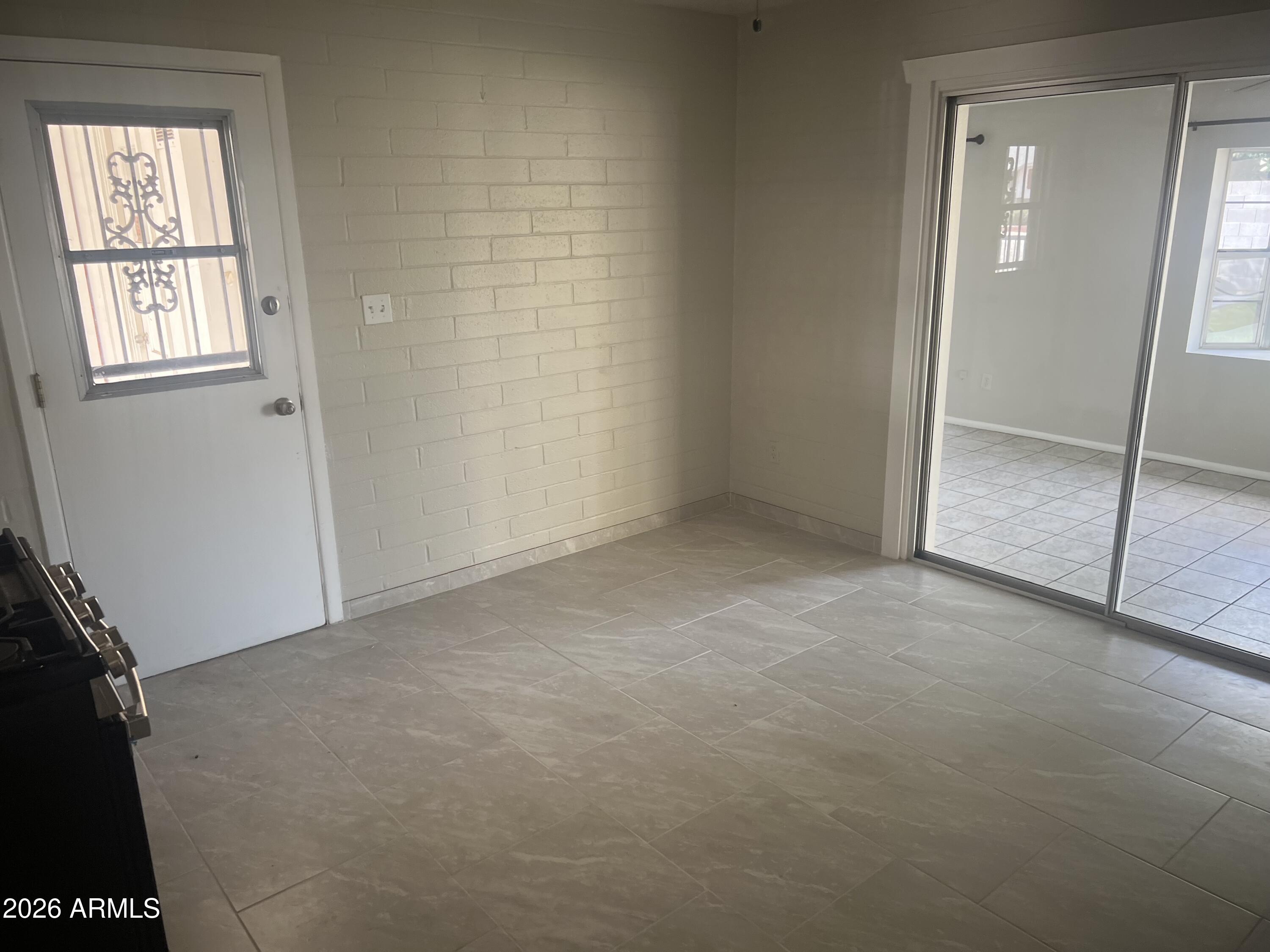 2420 West Butler Drive Phoenix, AZ 85021 - Photo 6 of 16 an empty room with windows