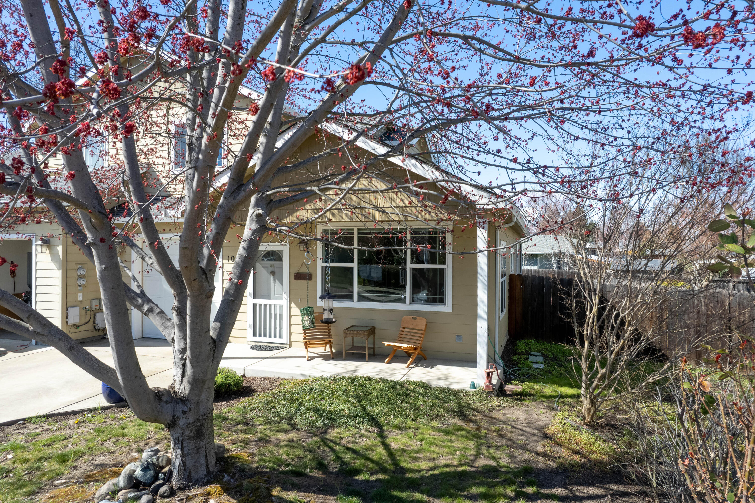 1012 Megan Lane Phoenix, OR 97535 - Photo 1 of 35 1-5