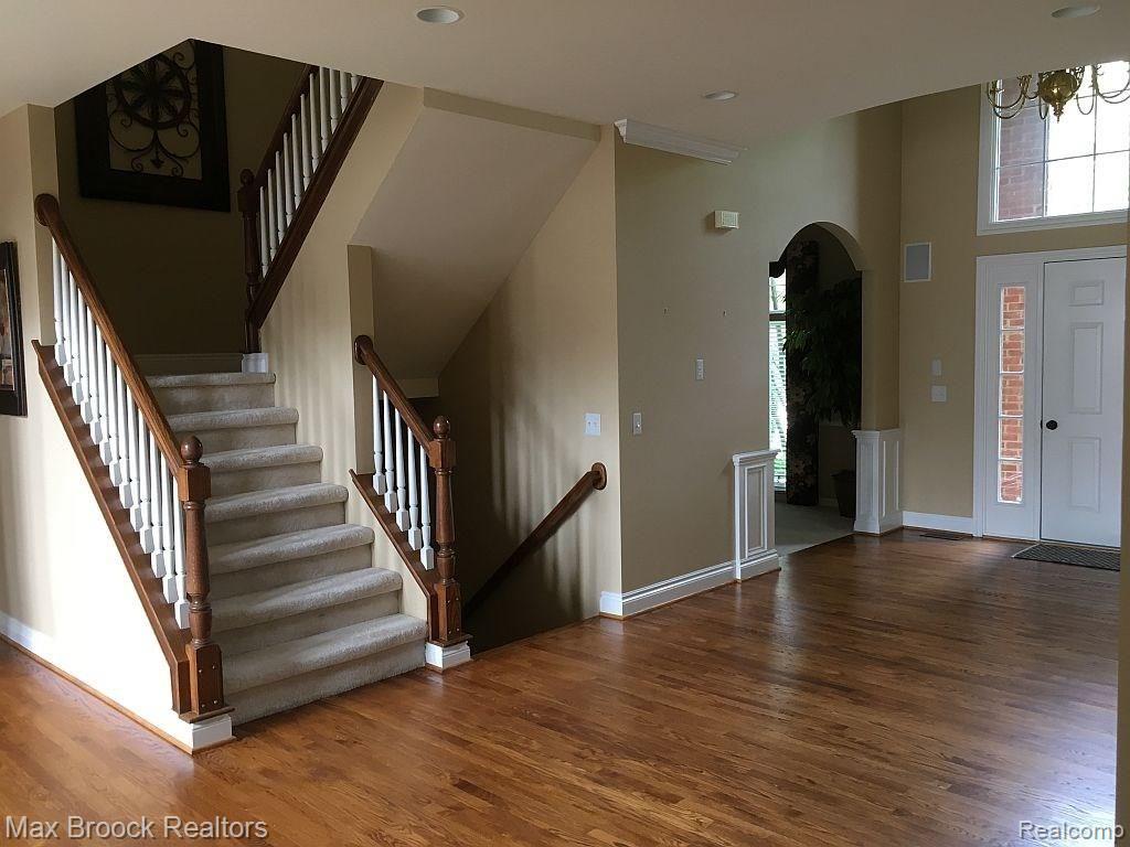 1995 Mapleridge Road Rochester, MI 48309 - Photo 7 of 43 stair.jpg