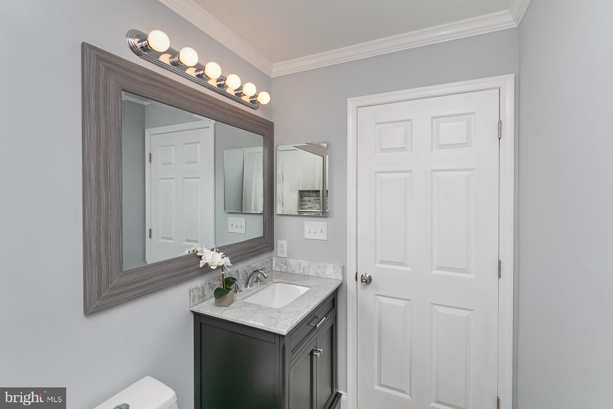 151 Westbury Road Lutherville-Timonium, MD 21093 - Photo 22 of 44 Full Bathroom!