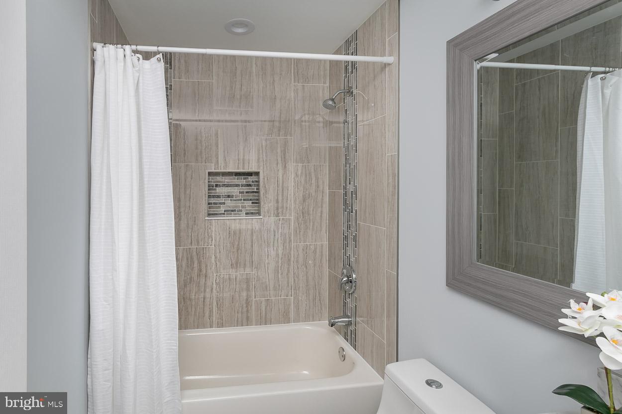 151 Westbury Road Lutherville-Timonium, MD 21093 - Photo 23 of 44 Full Bathroom!