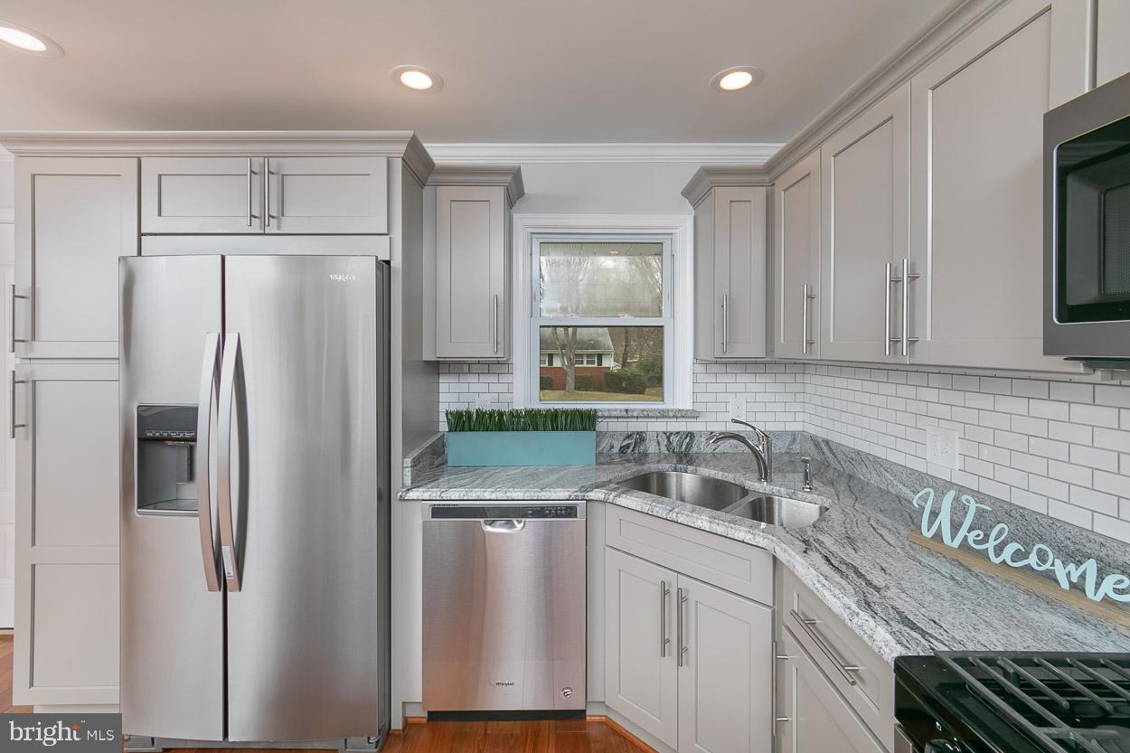 151 Westbury Road Lutherville-Timonium, MD 21093 - Photo 7 of 44 Gourmet Kitchen with Stainless Steel Apps!