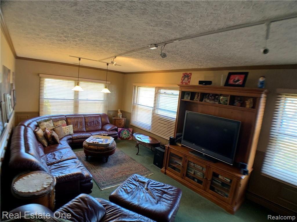 6970 Hatchery Road Waterford, MI 48327 - Photo 9 of 38 Large Familyroom with view of lake
