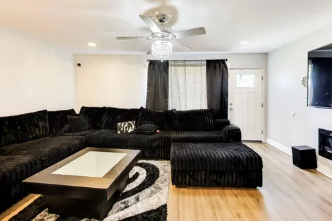 $255,000 | 6751 South St Lawrence Avenue, Chicago, IL 60637