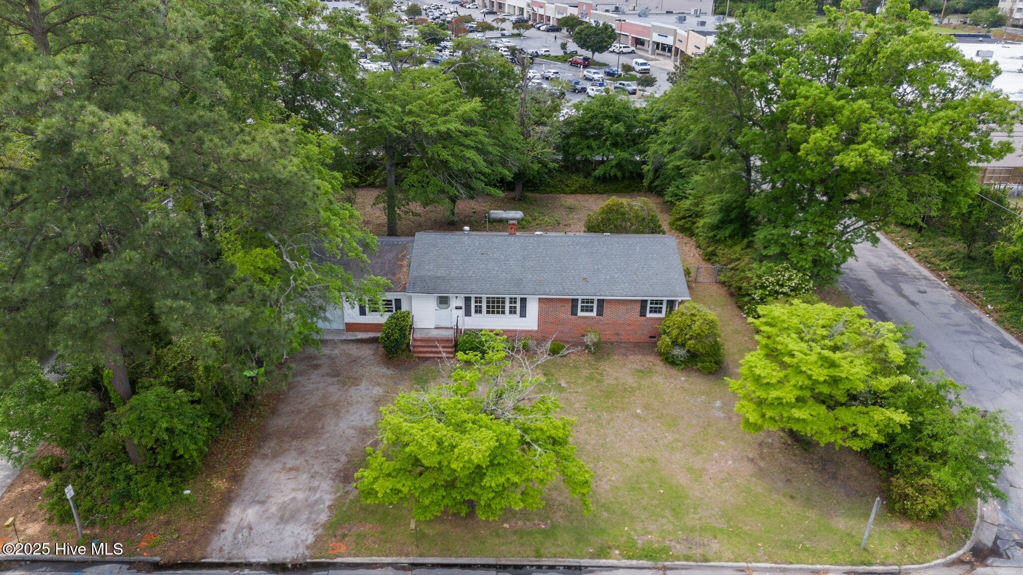 607 Pinetree Drive New Bern, NC 28562 - Photo 2 of 26 2-web-or-mls-DJI_20240501140732_0202_D