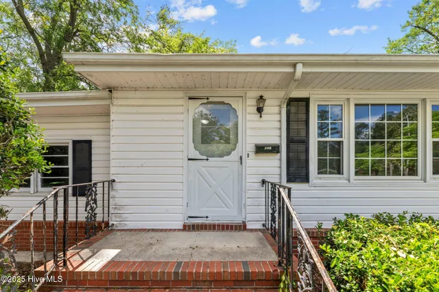 $1,750 | 607 Pinetree Drive, New Bern, NC 28562