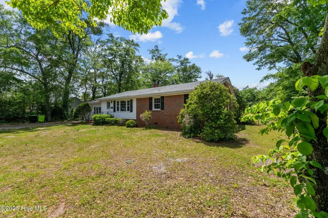 $1,750 | 607 Pinetree Drive, New Bern, NC 28562