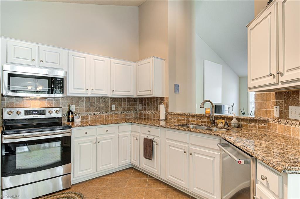 5605 Broadleaf Road Summerfield, NC 27358 - Photo 12 of 27 Kitchen has new stainless steel dishwasher.