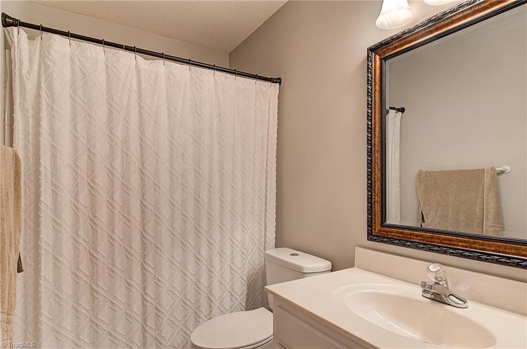 5605 Broadleaf Road Summerfield, NC 27358 - Photo 23 of 27 Full bathroom off the hallway.