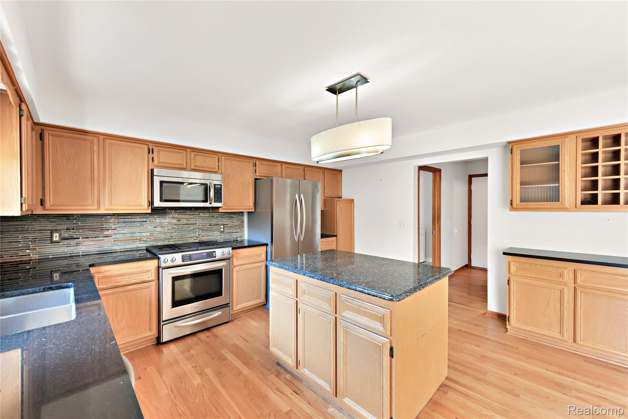 1239 Bembridge Drive Rochester, MI 48307 - Photo 12 of 33 1239 Bembridge Dr - HD Drone Photography-20.jpg
