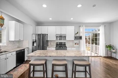 $974,900 | 8261 Electric Avenue, Vienna, VA 22182