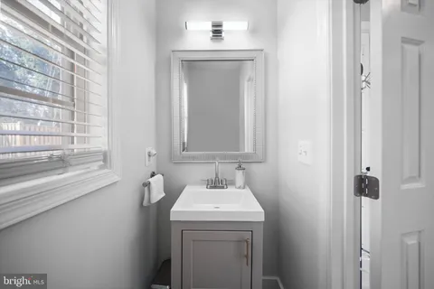 $974,900 | 8261 Electric Avenue, Vienna, VA 22182