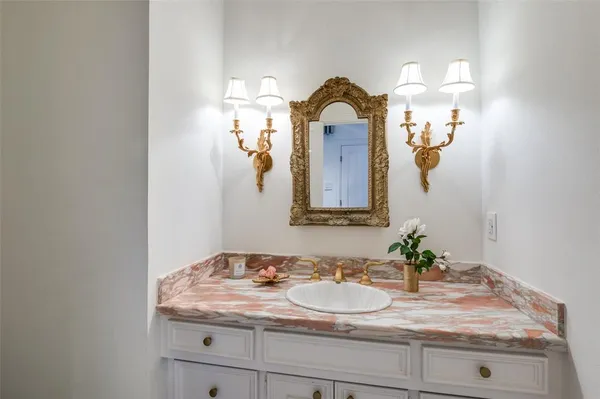 $1,565,000 | 5865 Farquhar Lane, Dallas, TX 75209