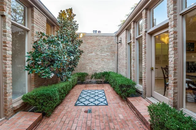 a view of a pathway both side of the house