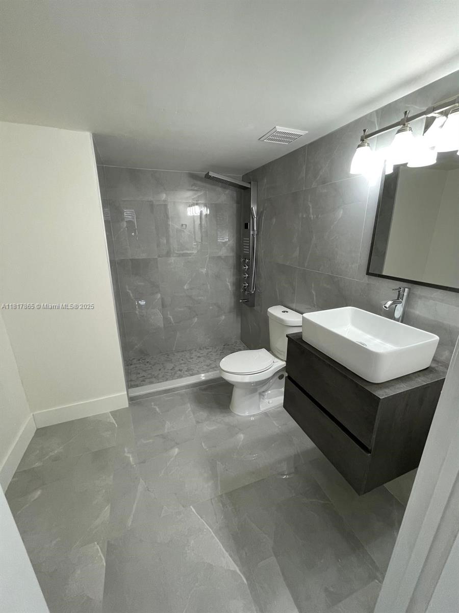 14921 Southwest 82nd Lane, Unit 19508 Miami, FL 33193 - Photo 15 of 31 a spacious bathroom with a bathtub and a toilet