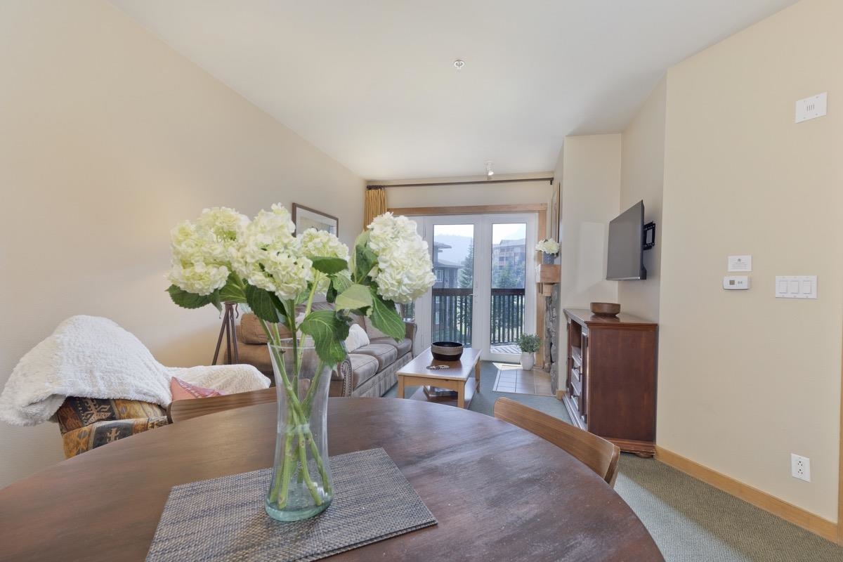 4000 Meridian Boulevard, Unit 436 Mammoth Lakes, CA 93546 - Photo 19 of 46 a vase of flowers sitting on a table in a room