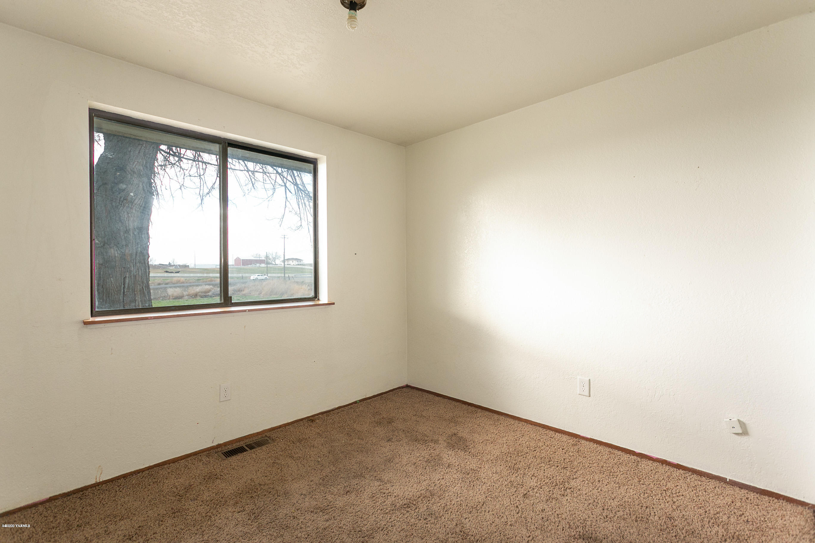 2240 Washout Road Sunnyside, WA 98944 - Photo 11 of 31 an empty room with a window