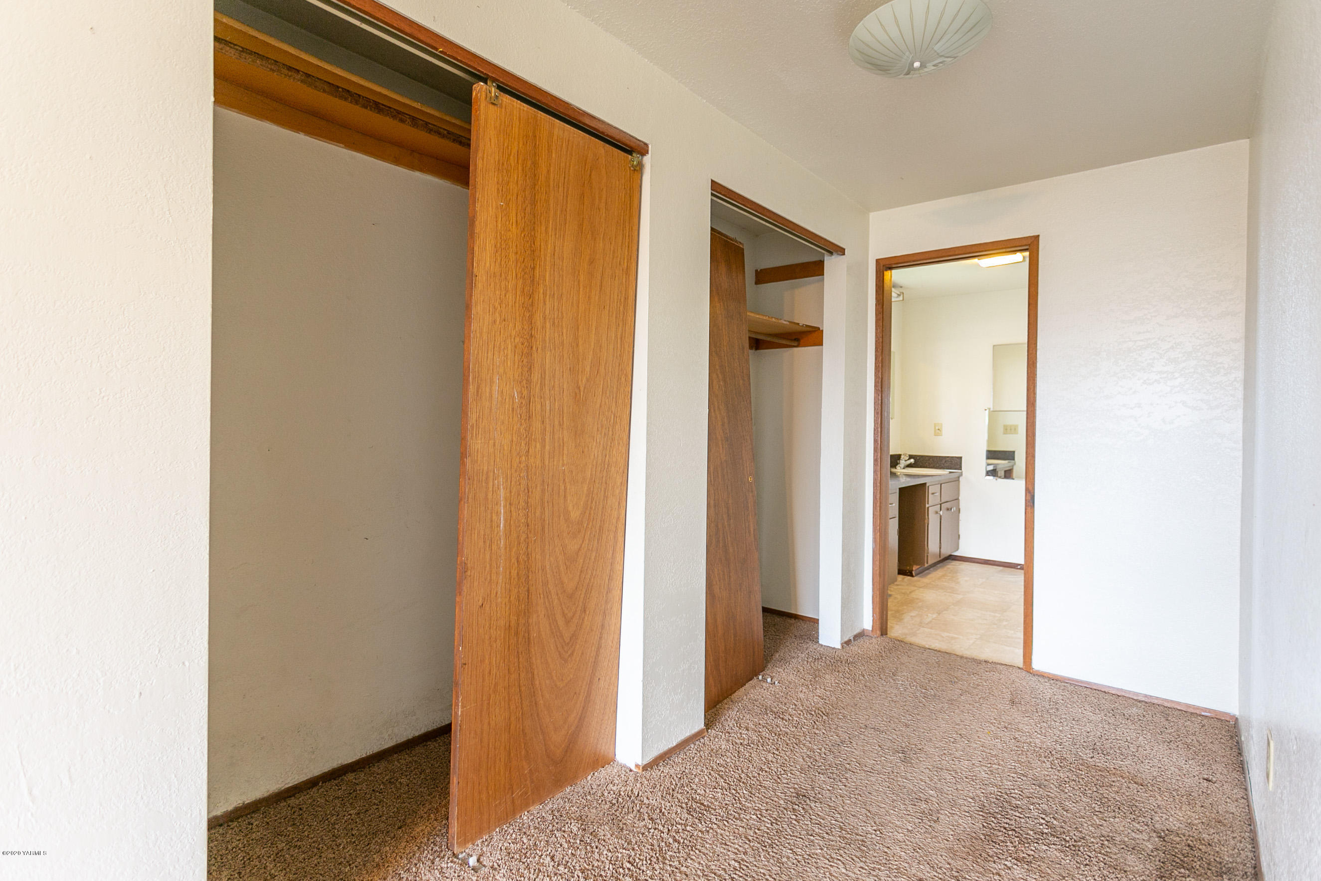 2240 Washout Road Sunnyside, WA 98944 - Photo 12 of 31 a view of a room that has a large window