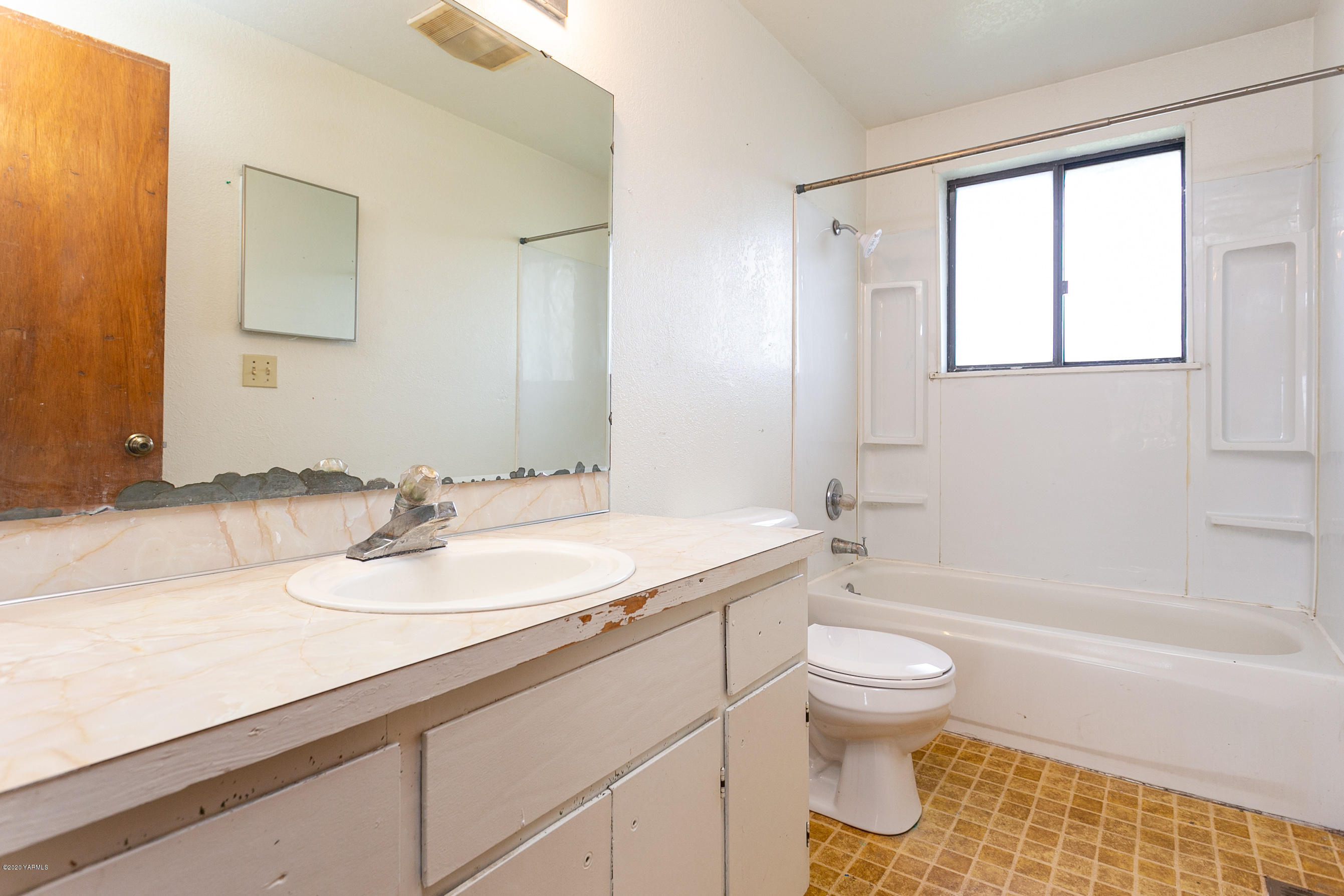 2240 Washout Road Sunnyside, WA 98944 - Photo 13 of 31 a bathroom with a sink a toilet and shower
