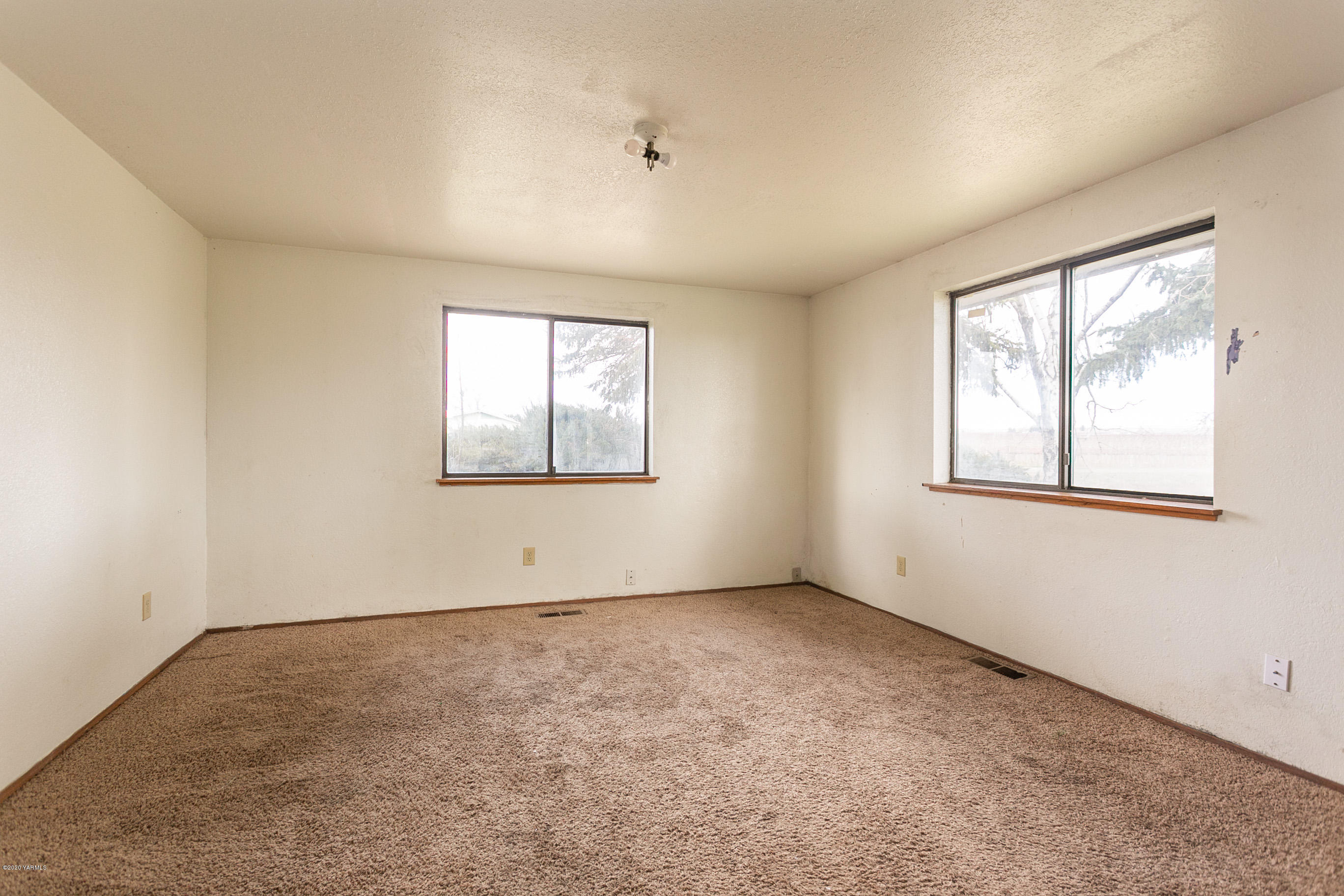 2240 Washout Road Sunnyside, WA 98944 - Photo 15 of 31 an empty room with windows