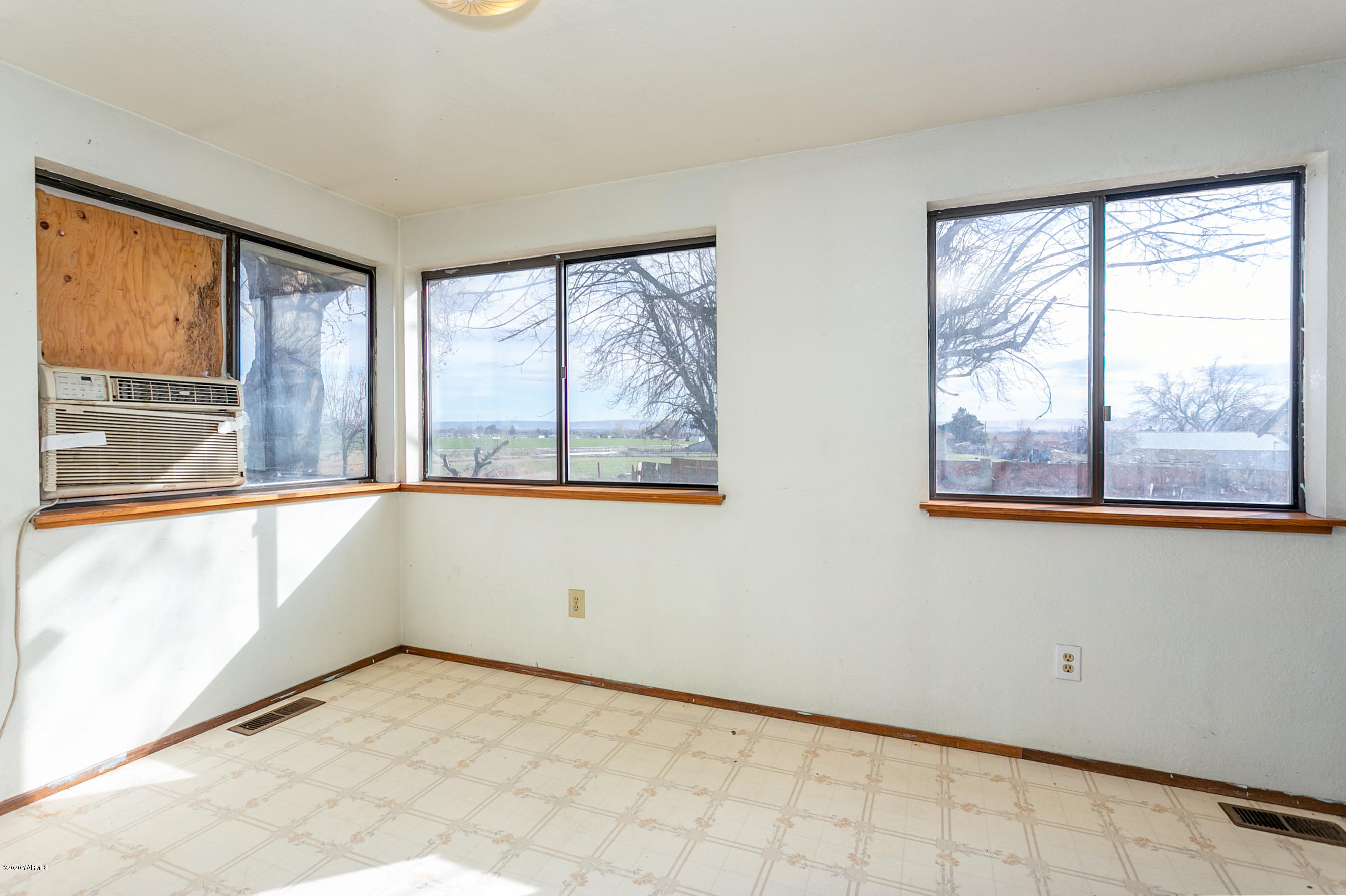 2240 Washout Road Sunnyside, WA 98944 - Photo 16 of 31 a view of empty room with window