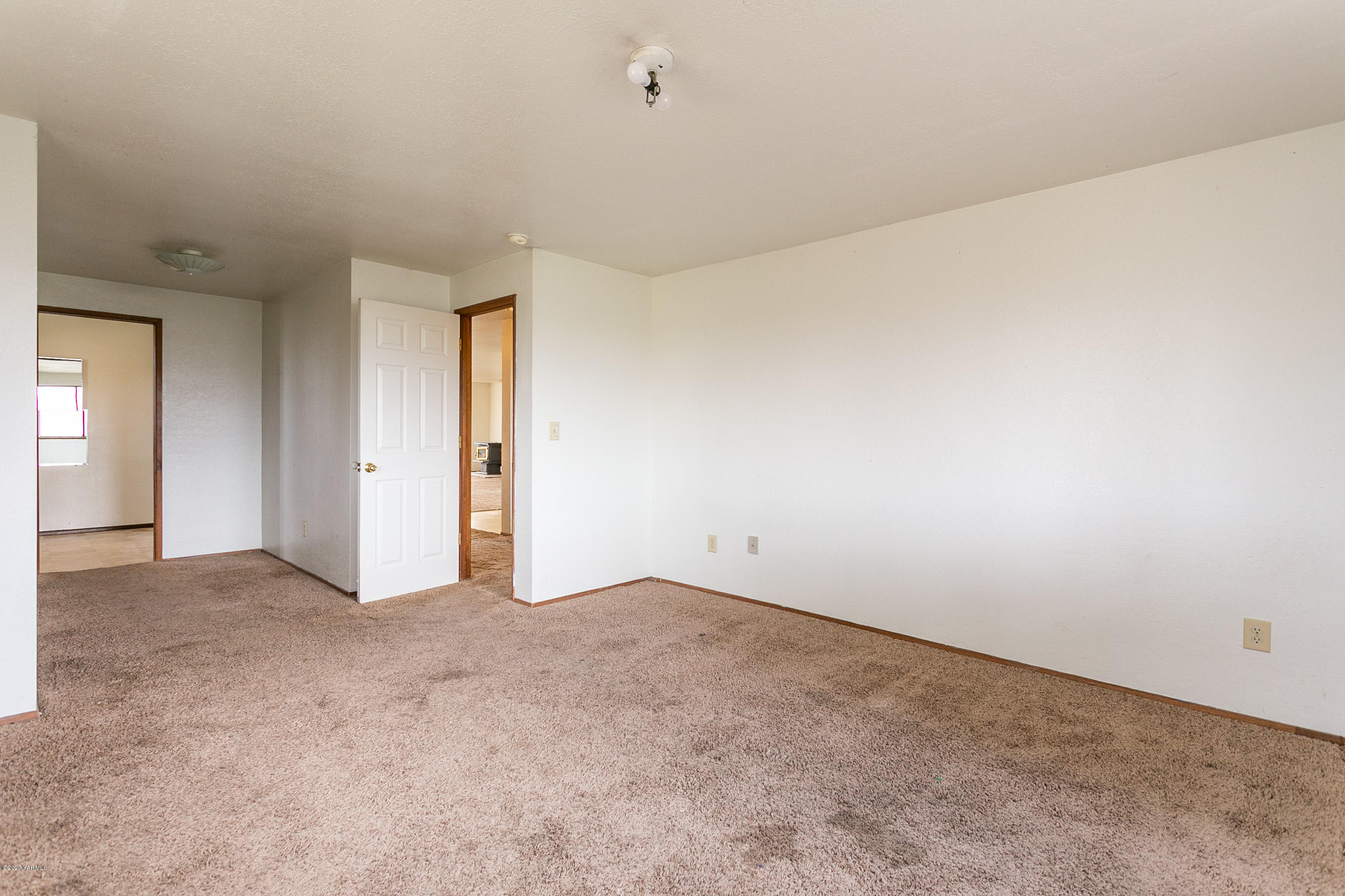 2240 Washout Road Sunnyside, WA 98944 - Photo 18 of 31 an empty room with an entryway