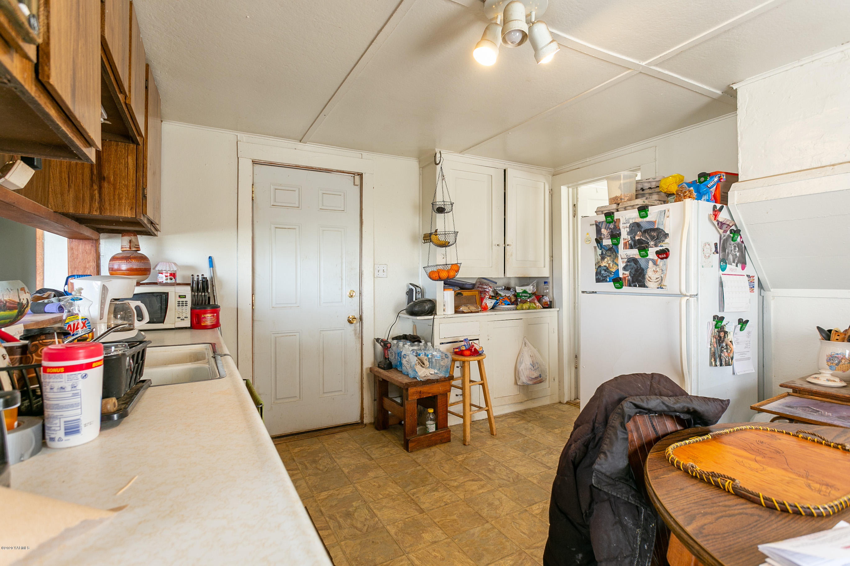 2240 Washout Road Sunnyside, WA 98944 - Photo 23 of 31 a living room with furniture a dining table and chairs with outer view