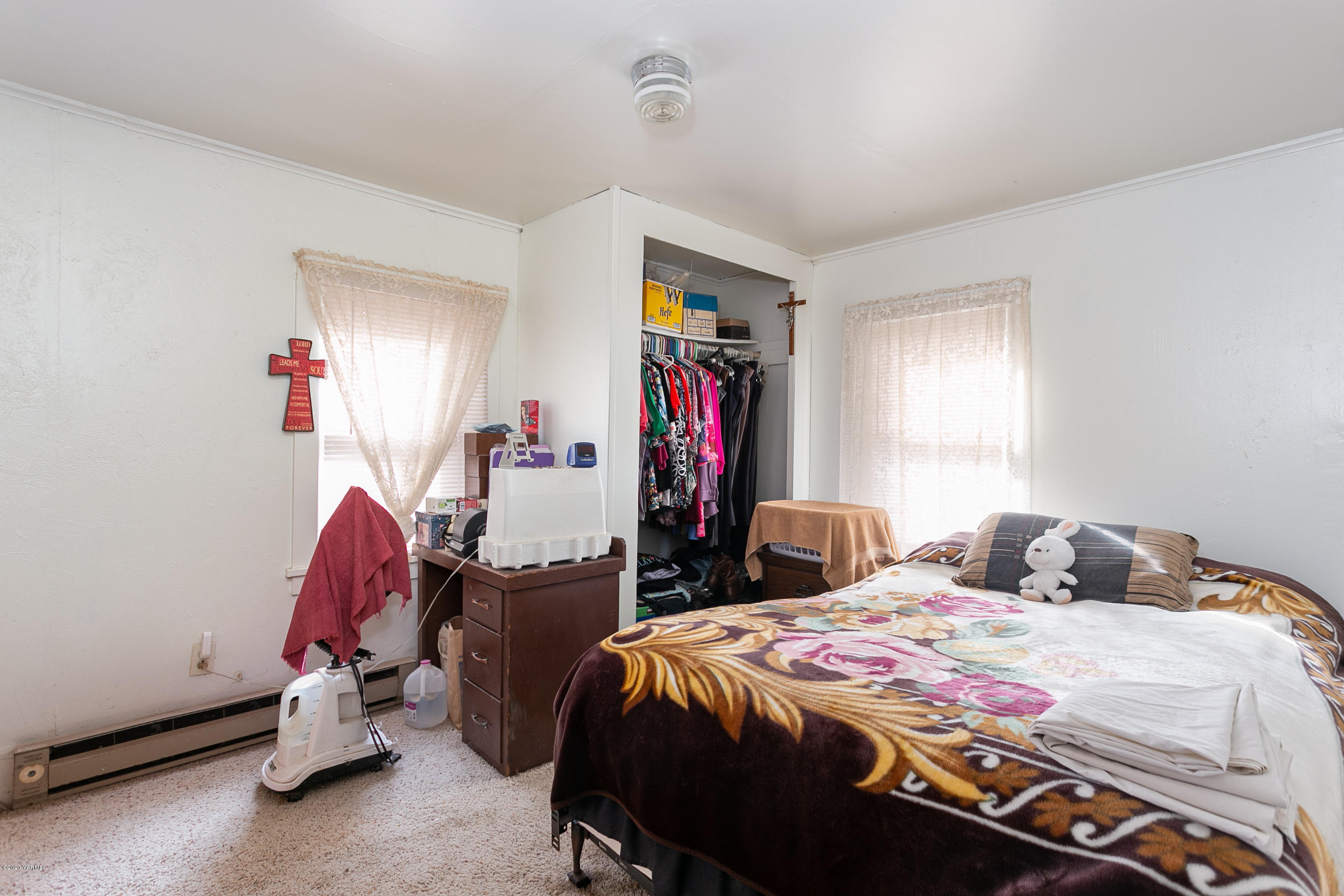 2240 Washout Road Sunnyside, WA 98944 - Photo 25 of 31 a bedroom with a bed and a window
