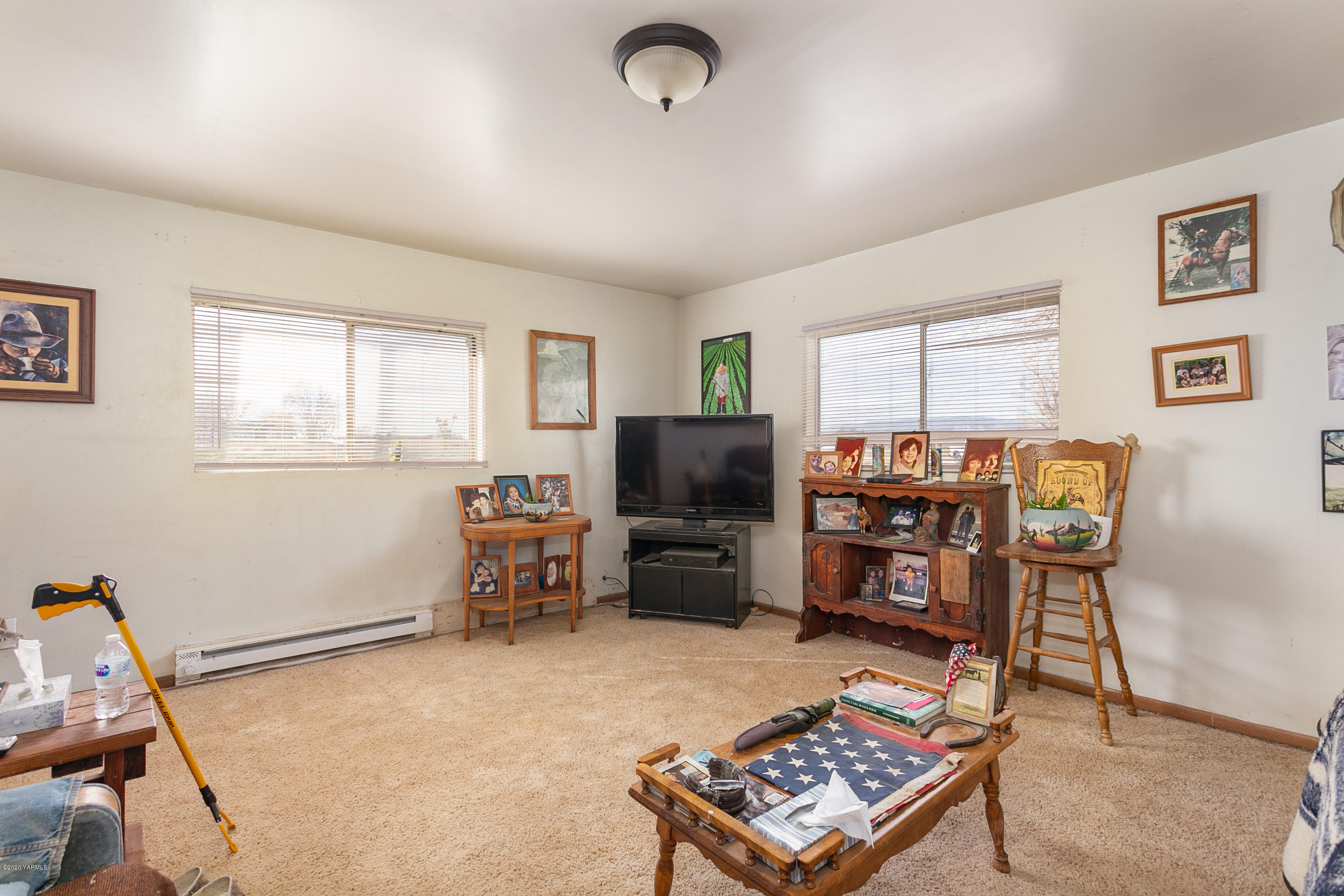 2240 Washout Road Sunnyside, WA 98944 - Photo 28 of 31 a living room with furniture and a flat screen tv