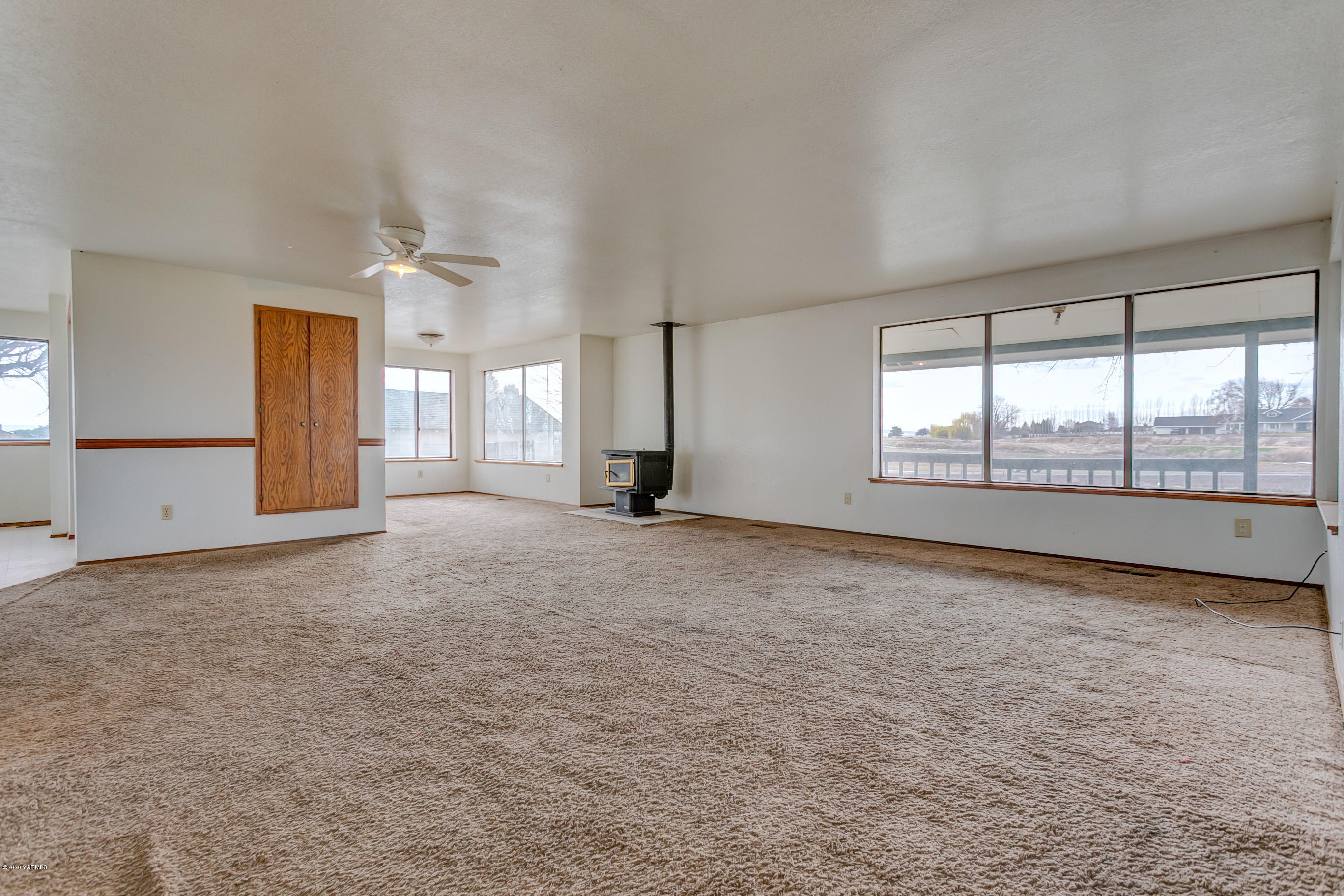 2240 Washout Road Sunnyside, WA 98944 - Photo 4 of 31 a view of an empty room with a window