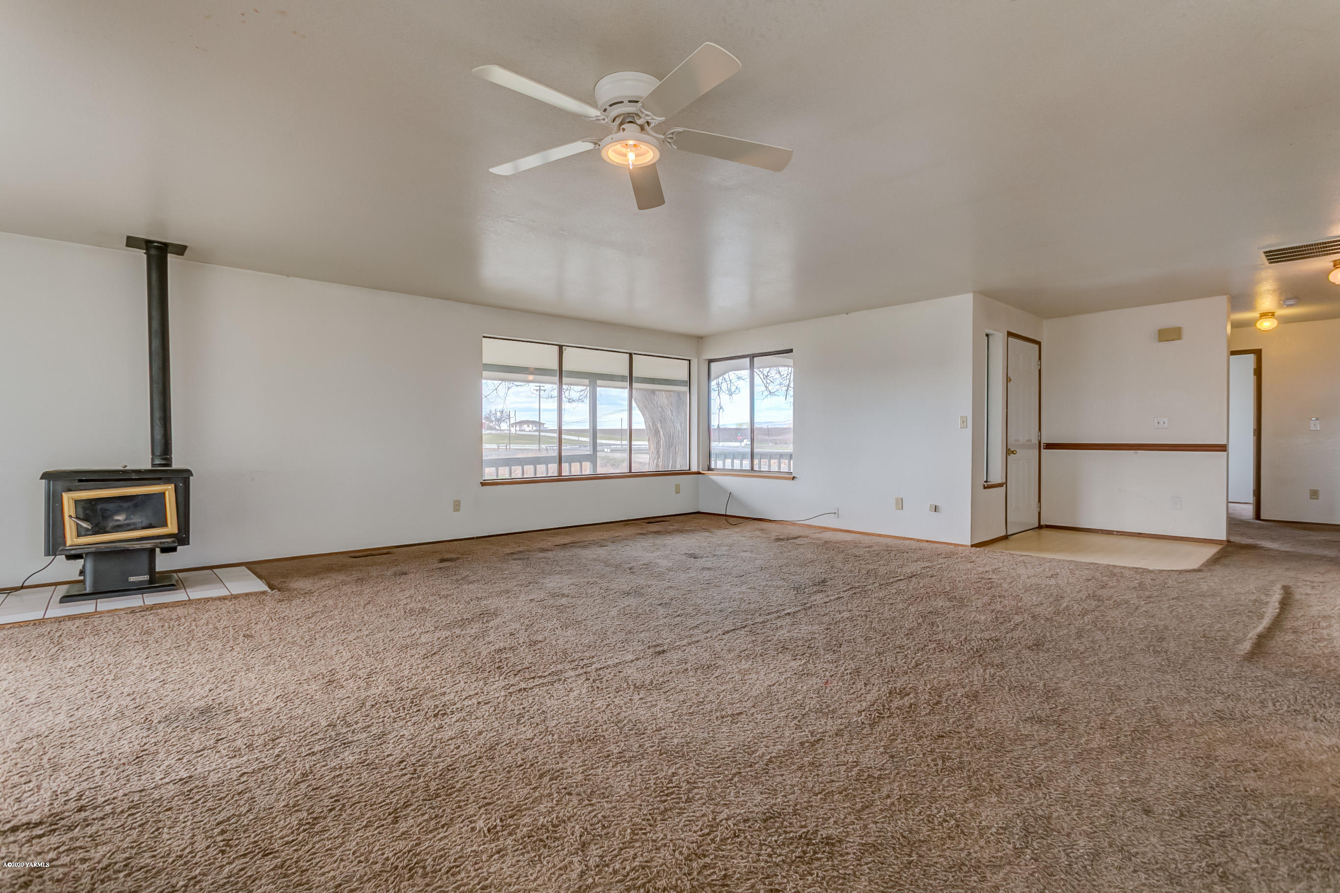 2240 Washout Road Sunnyside, WA 98944 - Photo 5 of 31 a view of an empty room with a window
