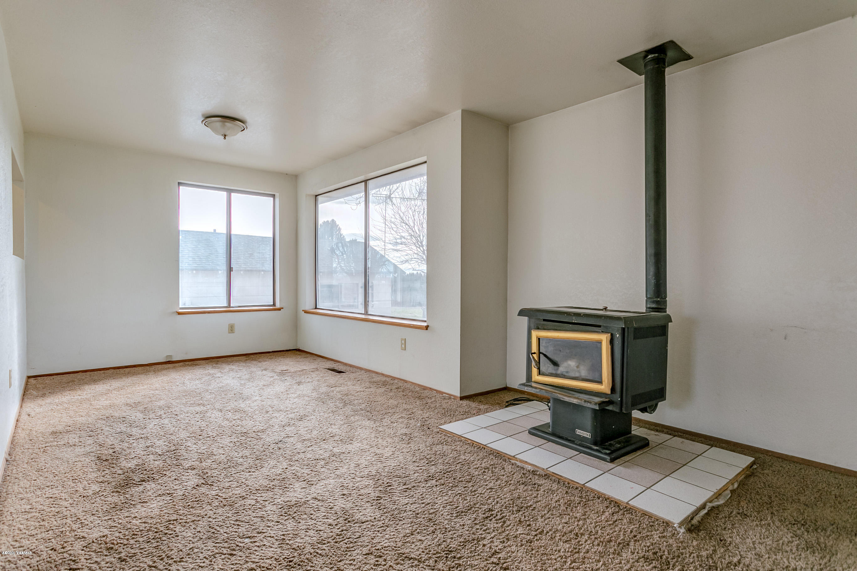 2240 Washout Road Sunnyside, WA 98944 - Photo 6 of 31 a view of a room with window and hardwood floor