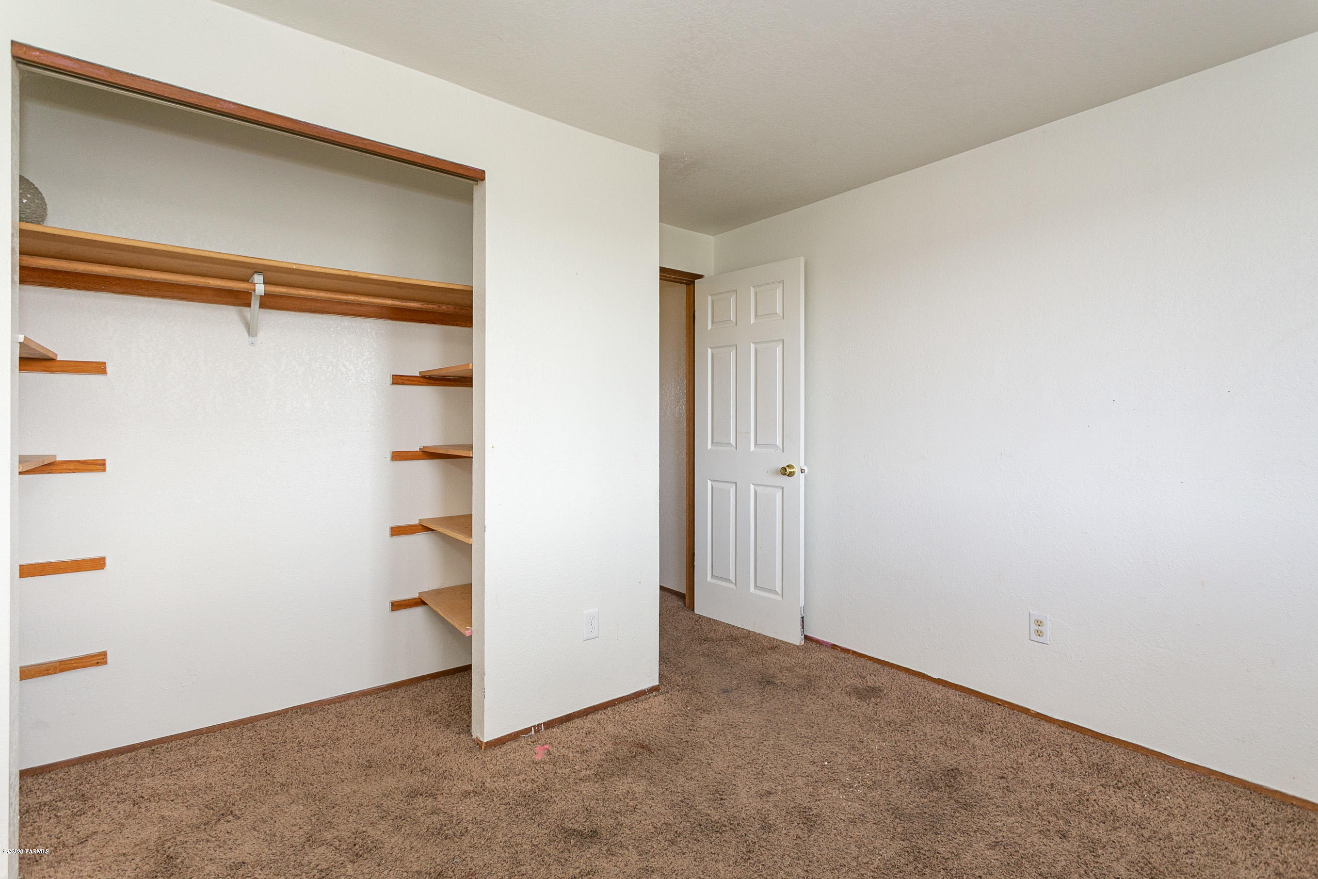 2240 Washout Road Sunnyside, WA 98944 - Photo 8 of 31 a view of an empty room