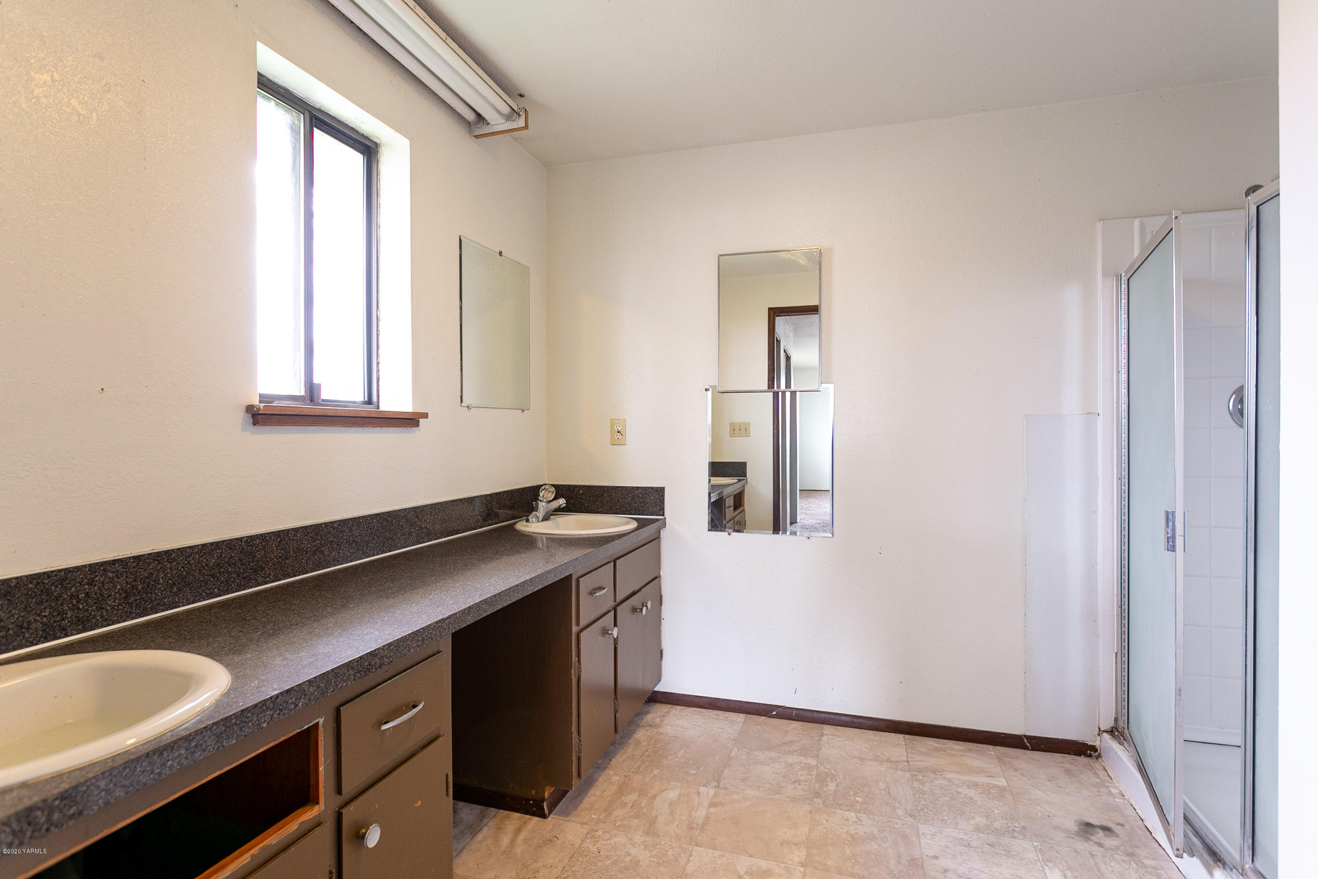 2240 Washout Road Sunnyside, WA 98944 - Photo 9 of 31 a utility room with a window