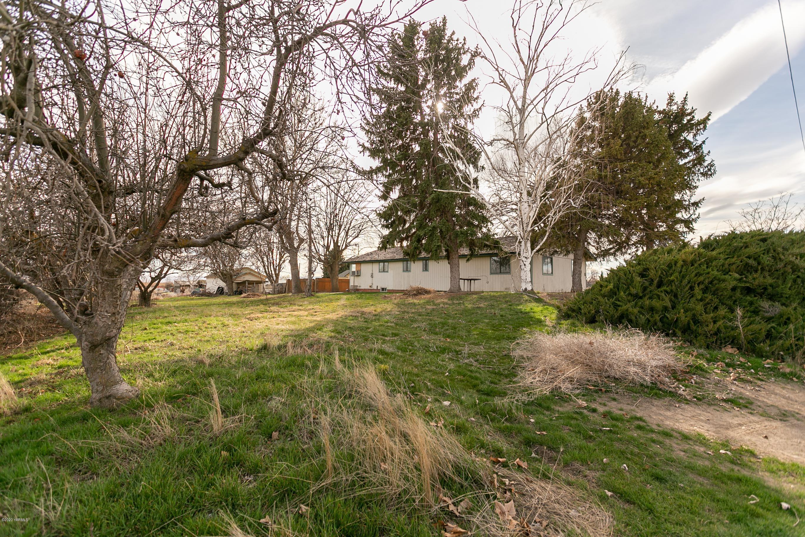 2240 Washout Road Sunnyside, WA 98944 - Photo 10 of 31 a view of outdoor space with trees all around