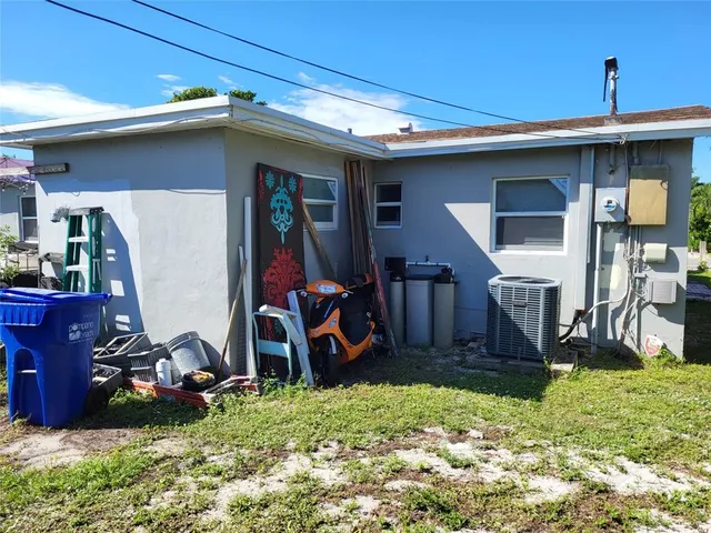 a view of a house with yard and entertaining space
