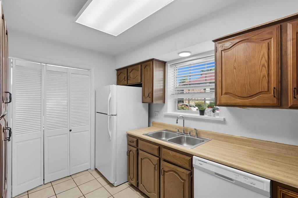910 Turtle Cove, Unit 148 Irving, TX 75060 - Photo 18 of 33 a kitchen with a sink cabinets and stainless steel appliances