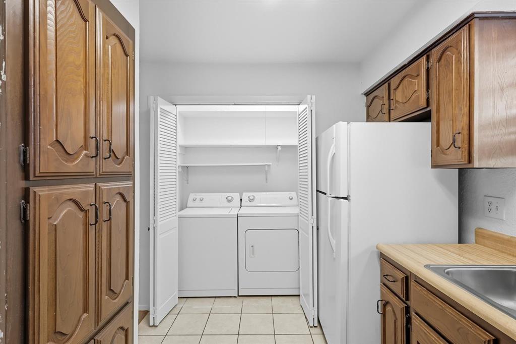 910 Turtle Cove, Unit 148 Irving, TX 75060 - Photo 19 of 33 a utility room with dryer and washer