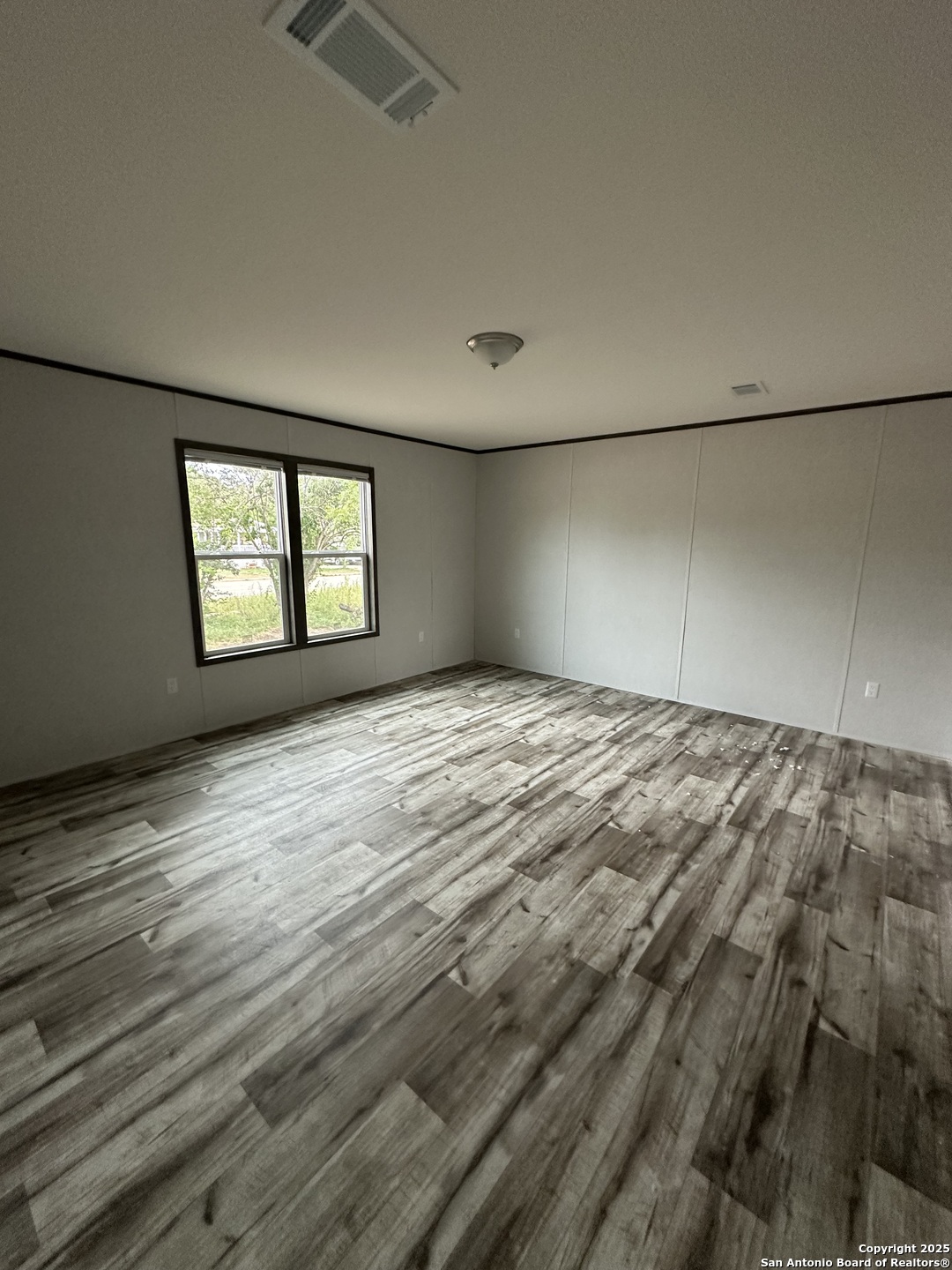 719 North Houston Street Sabinal, TX 78881 - Photo 5 of 7 an empty room with windows