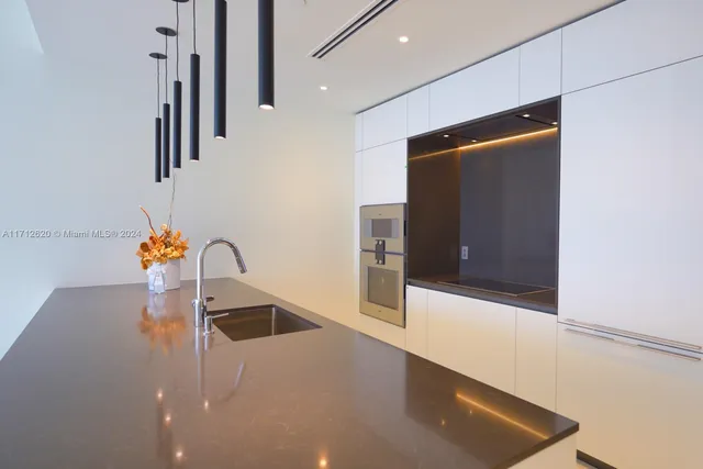 $1,950,000 | 300 Biscayne Blvd Way, Unit 1806, Miami, FL 33131